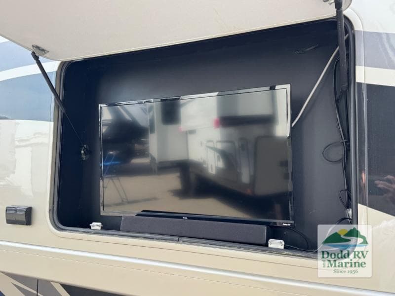 Pre-Owned 2019 Thor Motor Coach Challenger 37FH - photo - 52