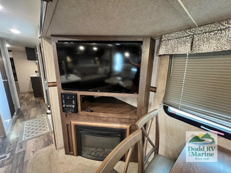 Pre-Owned 2016 Forest River, Inc. WINDJAMMER 3029W - photo - 9