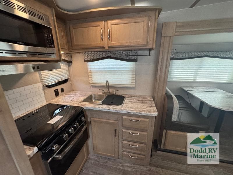 Pre-Owned 2020 Winnebago MICRO MINNIE 2405RG - photo - 7