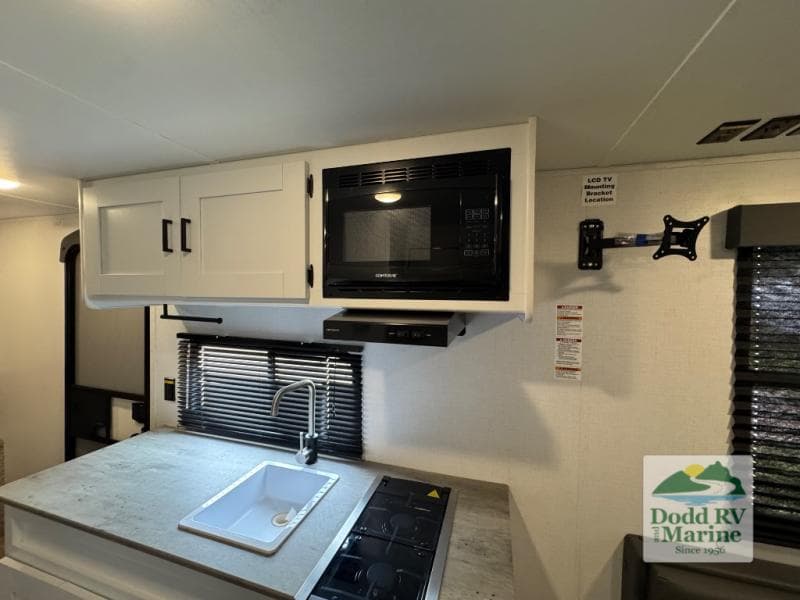 Pre-Owned 2023 Keystone Hideout 177RD - photo - 11