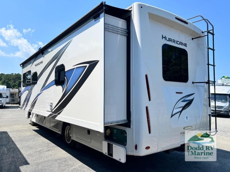 Pre-Owned 2023 Ford HURRICANE 29M - photo - 26