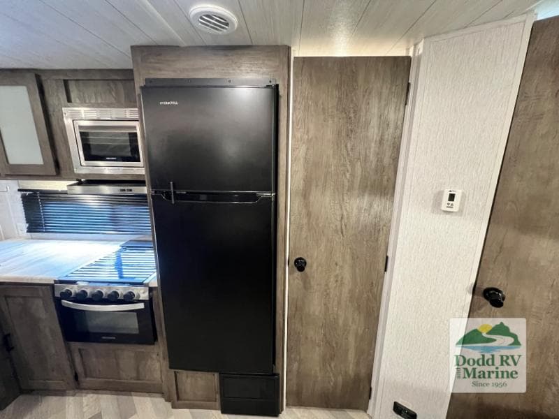 Pre-Owned 2022 Forest River WILDWOOD 26DBUD - photo - 17
