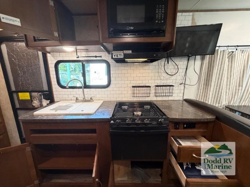 Pre-Owned 2017 Jayco Jayfeather X213 - photo - 13