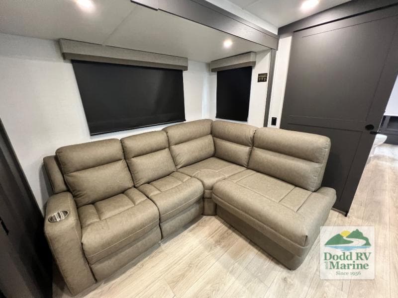 New 2027 Forest River ROCKWOOD ULTRA LITE 2711RK - photo - 6