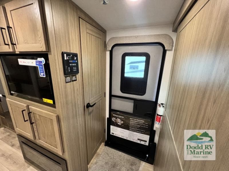 New 2027 Forest River ROCKWOOD ULTRA LITE 2606WS - photo - 15