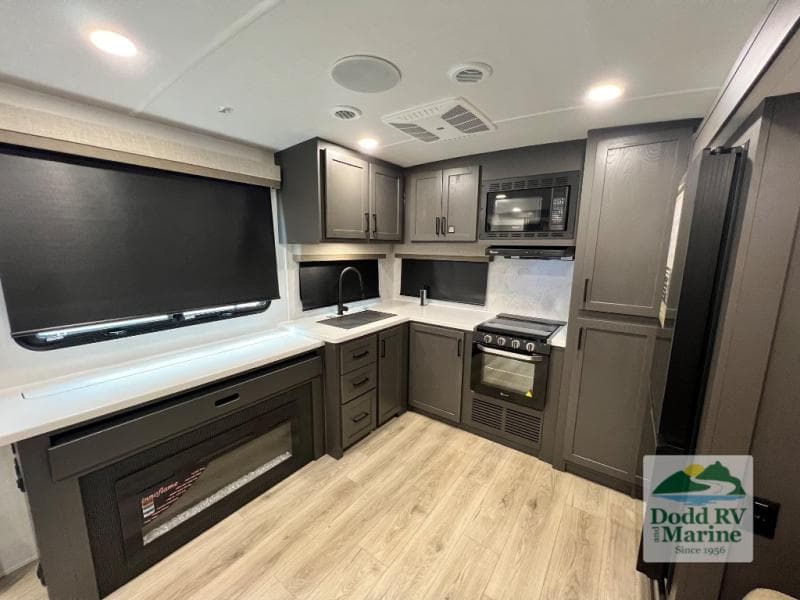 New 2027 Forest River ROCKWOOD ULTRA LITE 2711RK - photo - 8