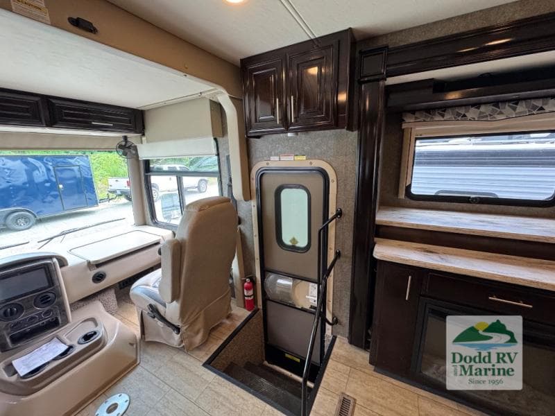 Pre-Owned 2019 Thor Motor Coach Challenger 37FH - photo - 46