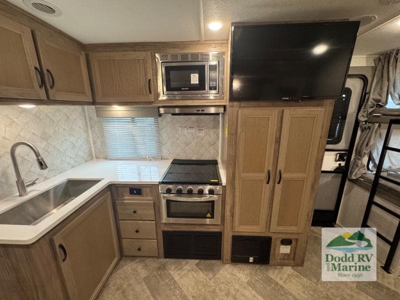 Pre-Owned 2023 Palomino SOLAIRE 243BHS - photo - 12