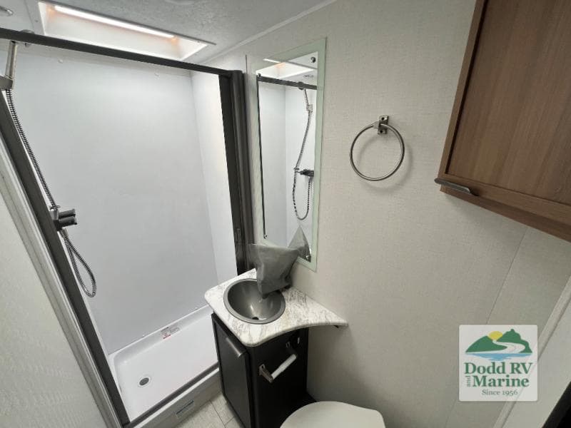 New 2027 Coachmen LEPRECHAUN 210QSS - photo - 38
