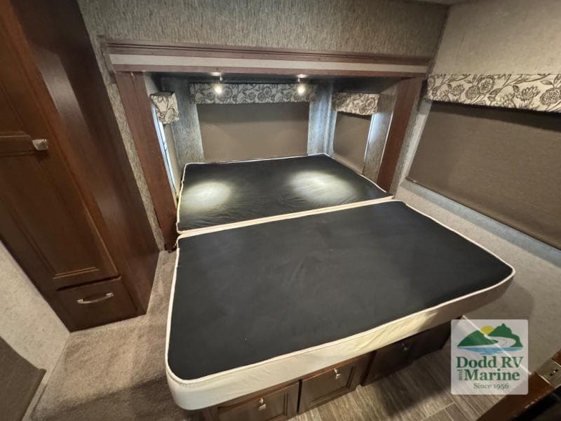 Pre-Owned 2017 Forest River FORESTER 2401R - photo - 15