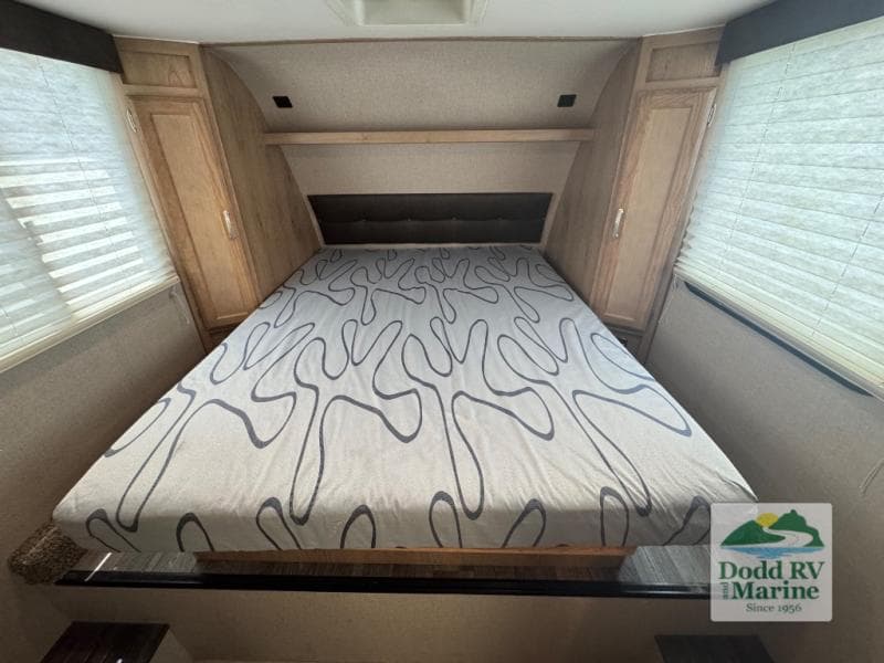 Pre-Owned 2020 Winnebago MICRO MINNIE 2405RG - photo - 16