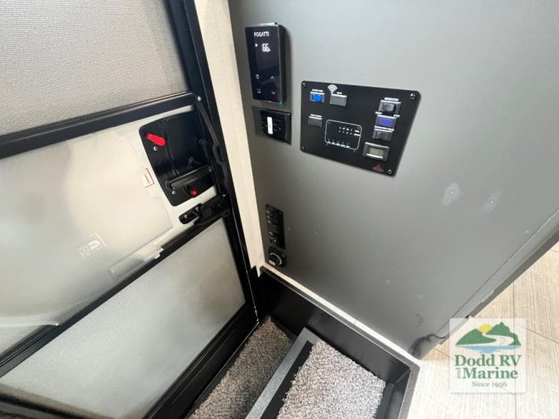 New 2027 Coachmen LEPRECHAUN 210QSS - photo - 22