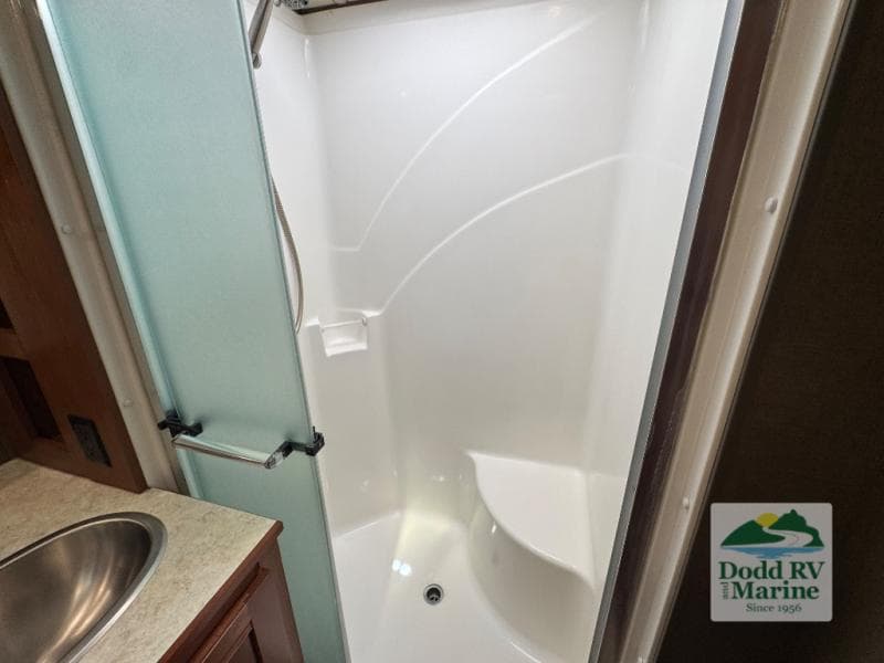 Pre-Owned 2018 Winnebago FORZA 38F - photo - 25
