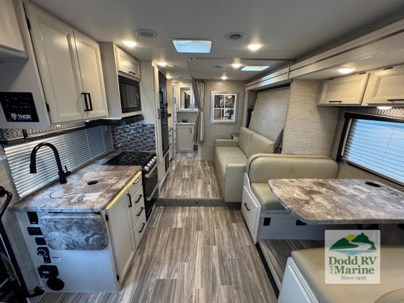 Pre-Owned 2023 Thor Motor Coach FOUR WINDS 25M - photo - 5