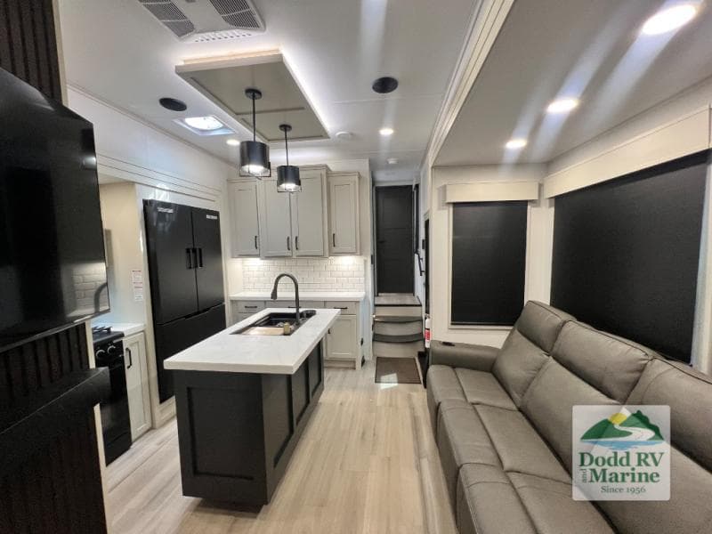 New 2026 Grand Design MOMENTUM 351MS - photo - 5