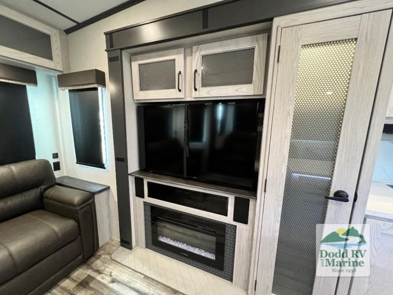 Pre-Owned 2022 Keystone MONTANA 331RL - photo - 25