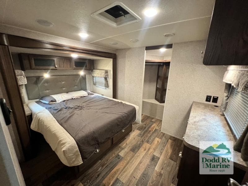 Pre-Owned 2016 Forest River, Inc. WINDJAMMER 3029W - photo - 31