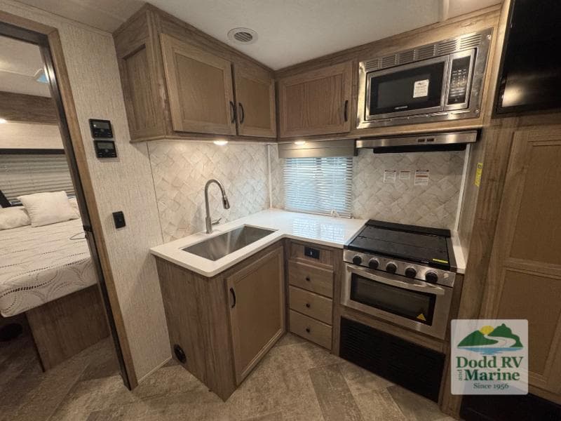 Pre-Owned 2023 Palomino SOLAIRE 243BHS - photo - 11
