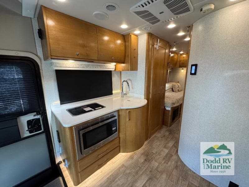 Pre-Owned 2019 Tiffin Wayfarer 24TW - photo - 5