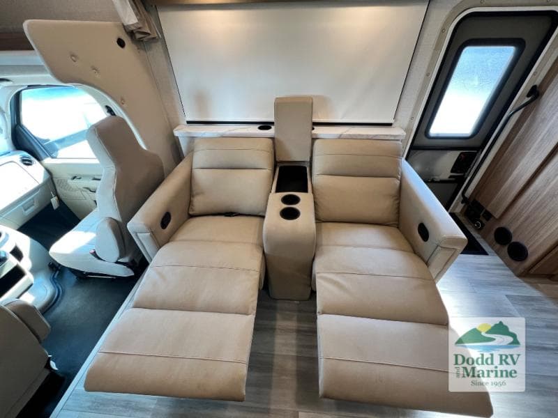 New 2027 Thor Motor Coach FOUR WINDS 31E - photo - 7