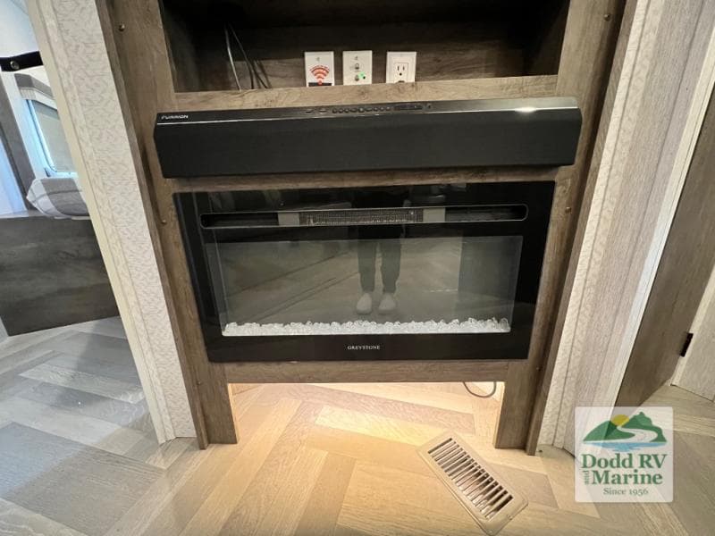 Pre-Owned 2022 Forest River WILDWOOD 26DBUD - photo - 8
