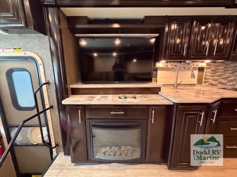 Pre-Owned 2019 Thor Motor Coach Challenger 37FH - photo - 13