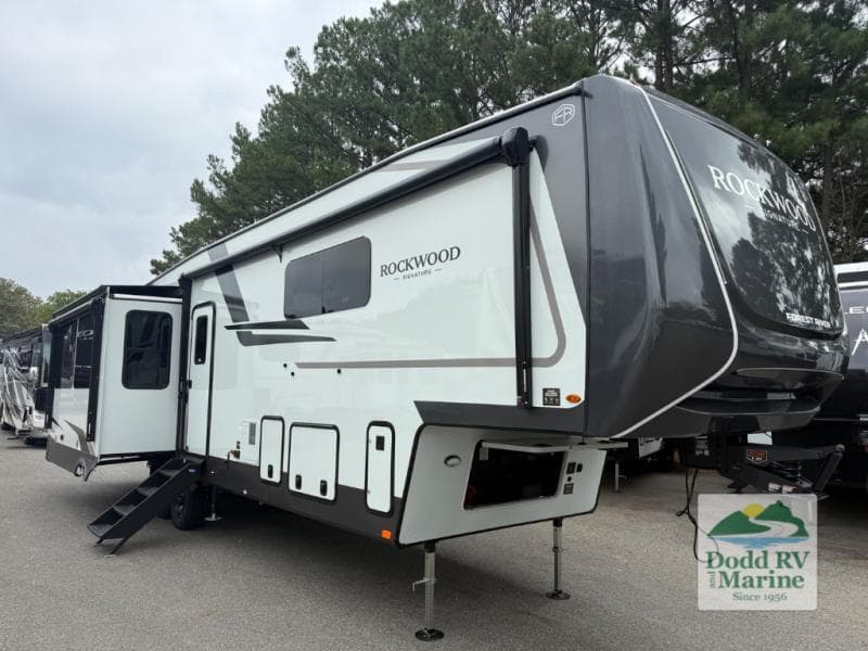 2027 Forest River ROCKWOOD SIGNATURE 401SFB Photo in Yorktown VA 23692