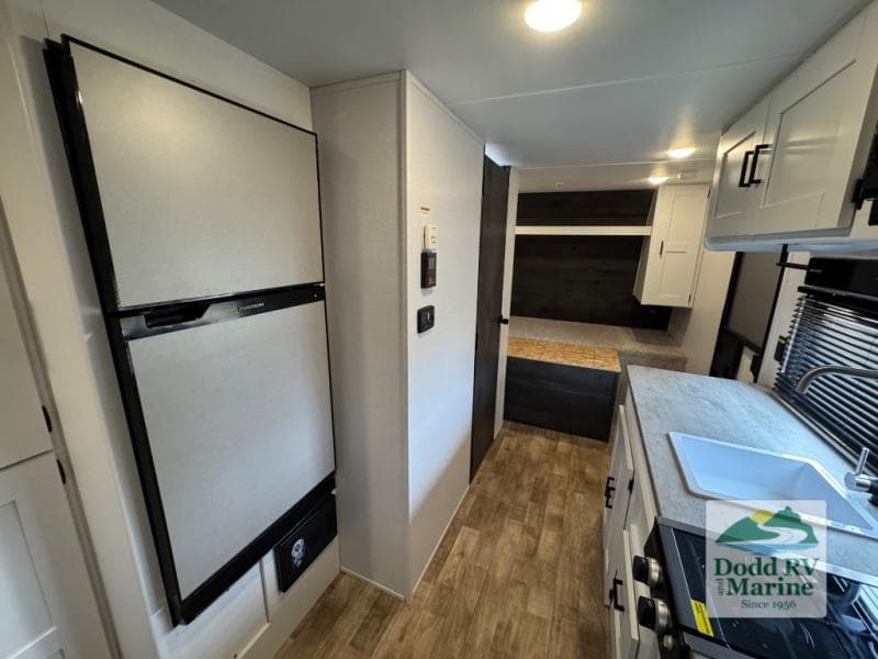 Pre-Owned 2023 Keystone Hideout 177RD - photo - 6