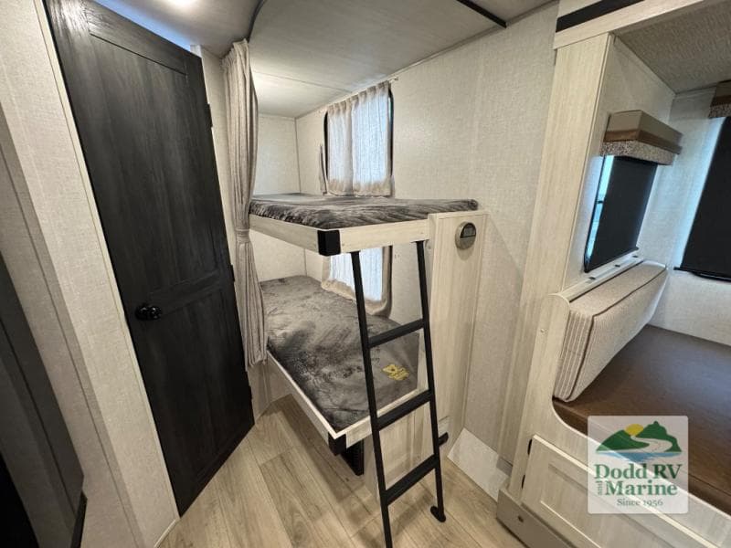 Pre-Owned 2024 Forest River SURVEYOR LEGEND 19BHLE - photo - 7
