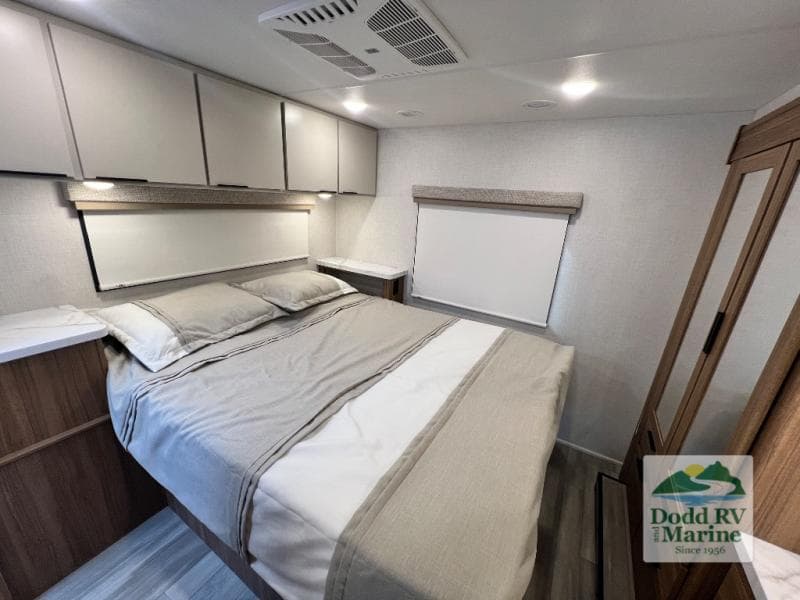 New 2027 Thor Motor Coach FOUR WINDS 31E - photo - 37