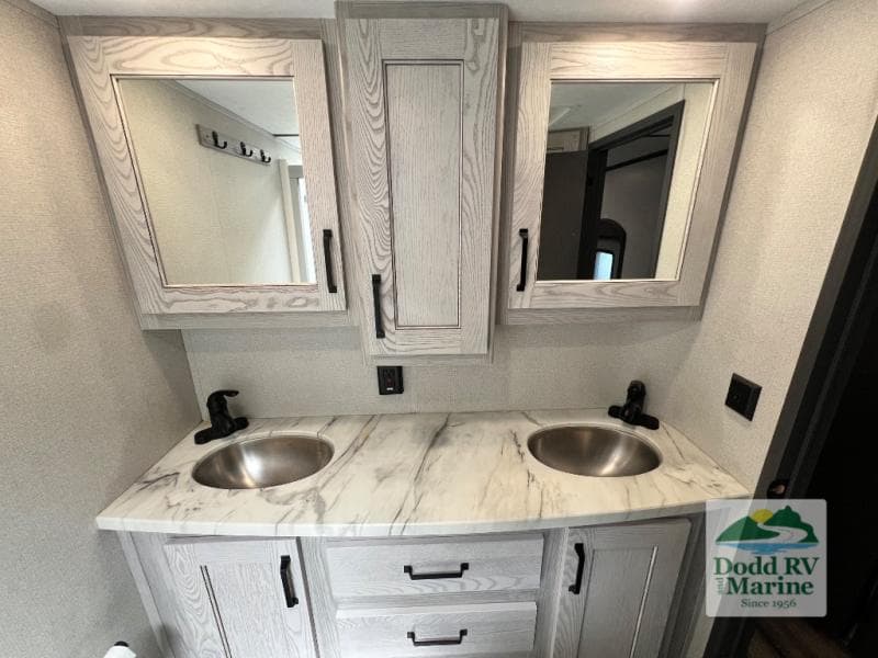 Pre-Owned 2022 Keystone MONTANA 331RL - photo - 37