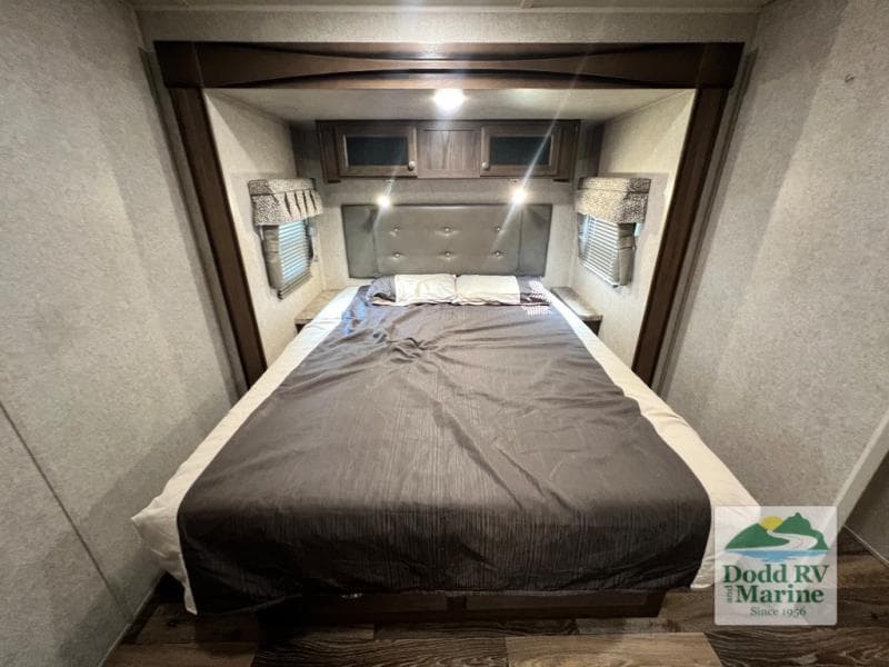 Pre-Owned 2016 Forest River, Inc. WINDJAMMER 3029W - photo - 32