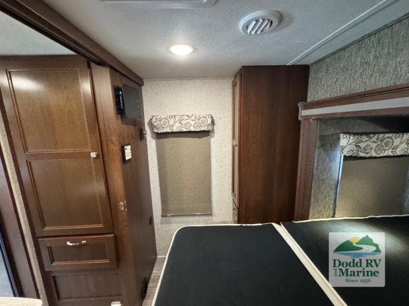 Pre-Owned 2017 Forest River FORESTER 2401R - photo - 17