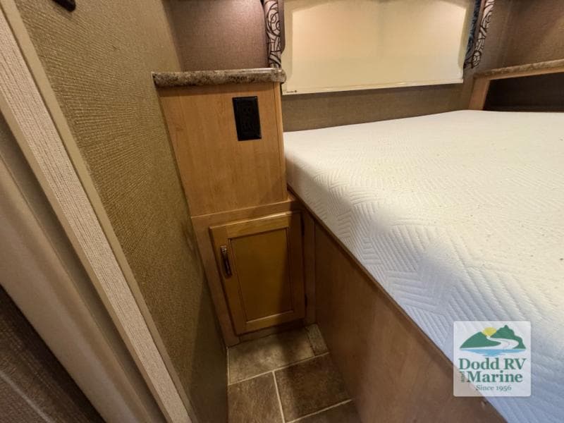 Pre-Owned 2016 Thor Four Winds 31W - photo - 38