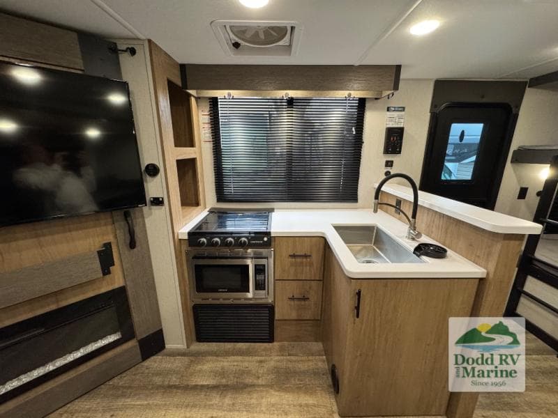 Pre-Owned 2024 Forest River CAMPSITE RESERVE 23LM - photo - 12