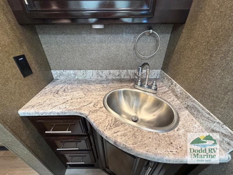 Pre-Owned 2019 Thor Motor Coach Challenger 37FH - photo - 38
