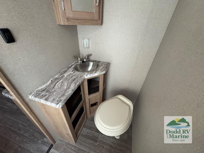 Pre-Owned 2020 Winnebago MICRO MINNIE 2405RG - photo - 14