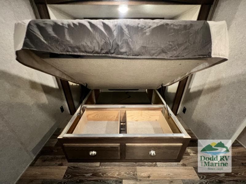 Pre-Owned 2016 Forest River, Inc. WINDJAMMER 3029W - photo - 33