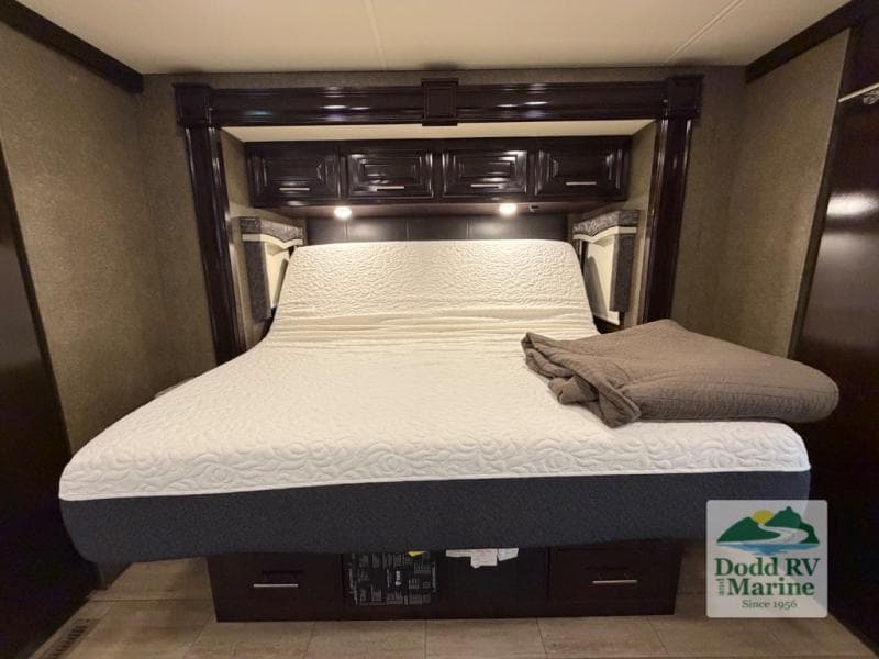 Pre-Owned 2019 Thor Motor Coach Challenger 37FH - photo - 29