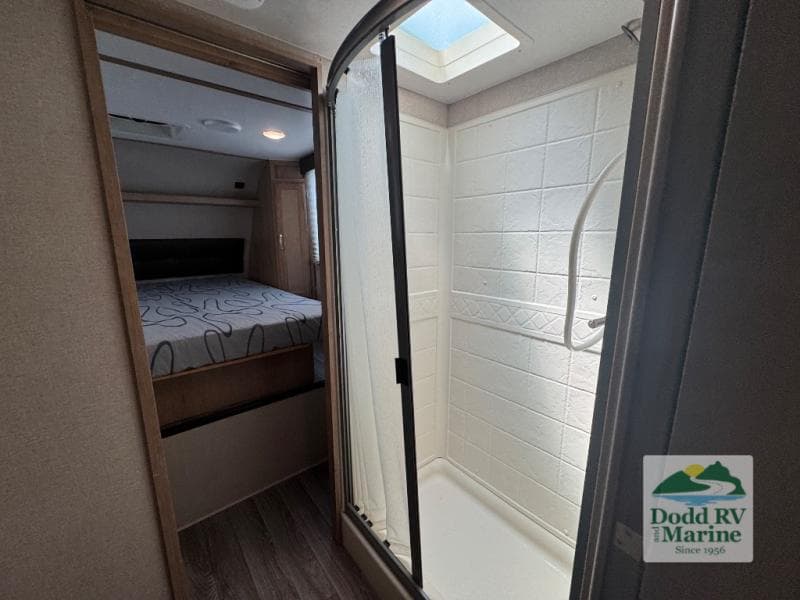 Pre-Owned 2020 Winnebago MICRO MINNIE 2405RG - photo - 13