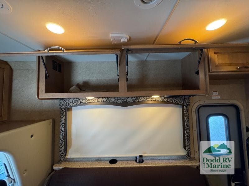 Pre-Owned 2016 Thor Four Winds 31W - photo - 11
