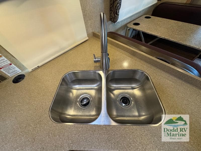 Pre-Owned 2016 Thor Four Winds 31W - photo - 16
