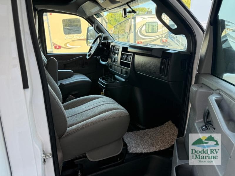 New 2027 Coachmen LEPRECHAUN 210QSS - photo - 10