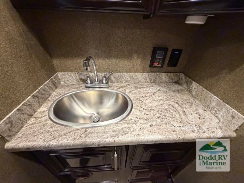 Pre-Owned 2019 Thor Motor Coach Challenger 37FH - photo - 26