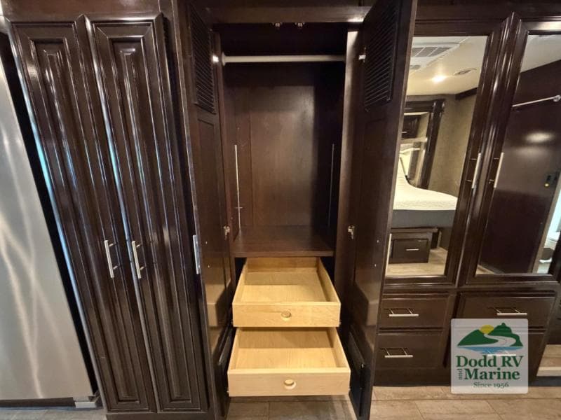 Pre-Owned 2019 Thor Motor Coach Challenger 37FH - photo - 32