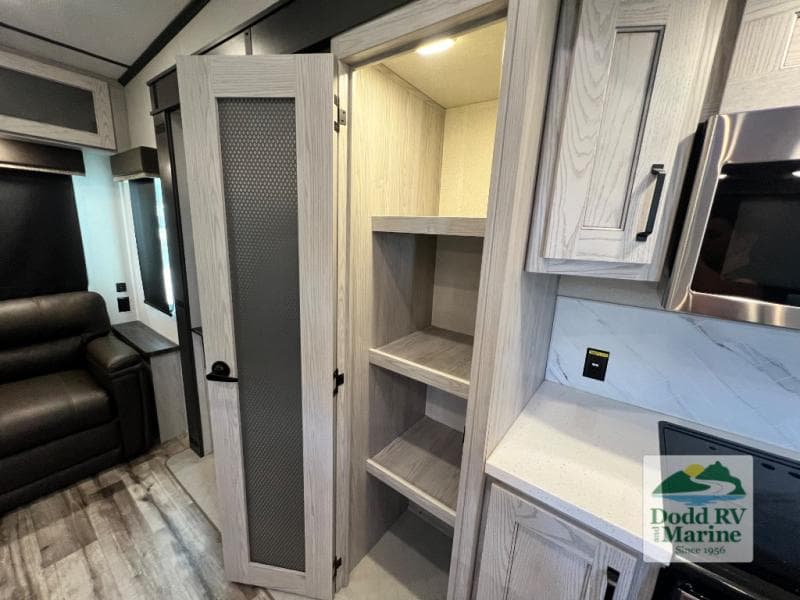 Pre-Owned 2022 Keystone MONTANA 331RL - photo - 24