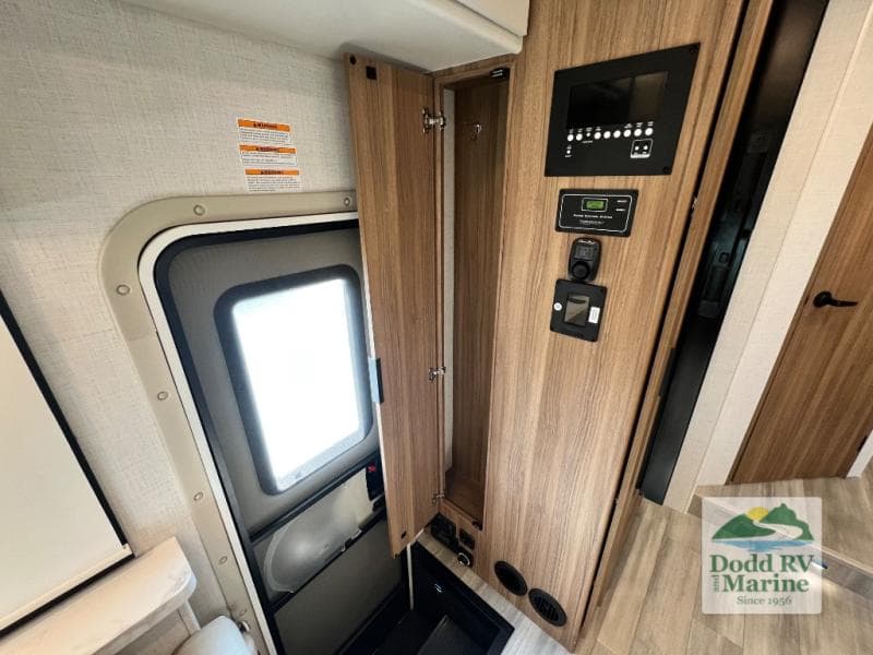 New 2027 Thor Motor Coach FOUR WINDS 31E - photo - 13