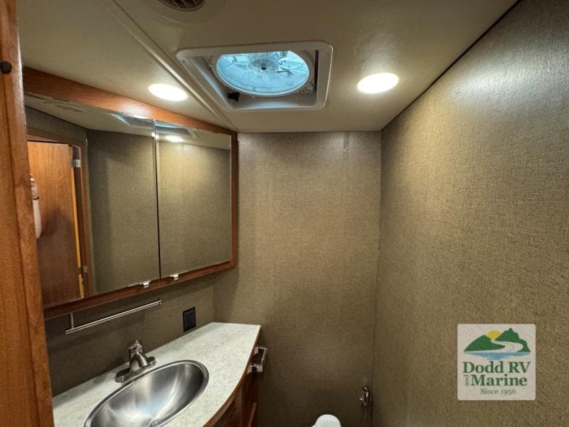 Pre-Owned 2018 Winnebago FORZA 38F - photo - 17