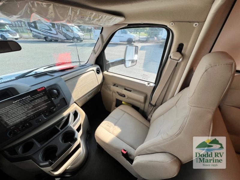 New 2027 Thor Motor Coach FOUR WINDS 31E - photo - 16