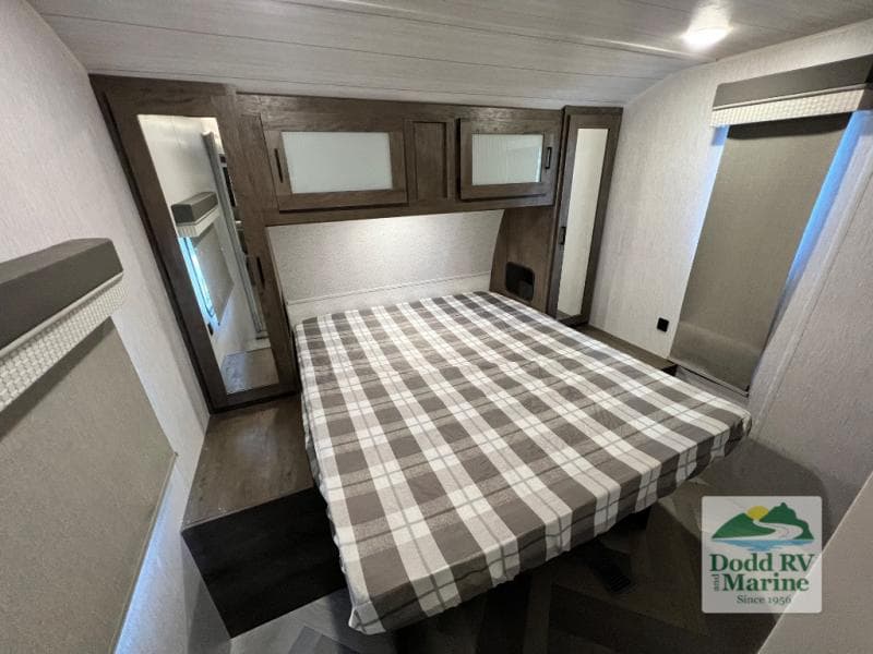 Pre-Owned 2022 Forest River WILDWOOD 26DBUD - photo - 31